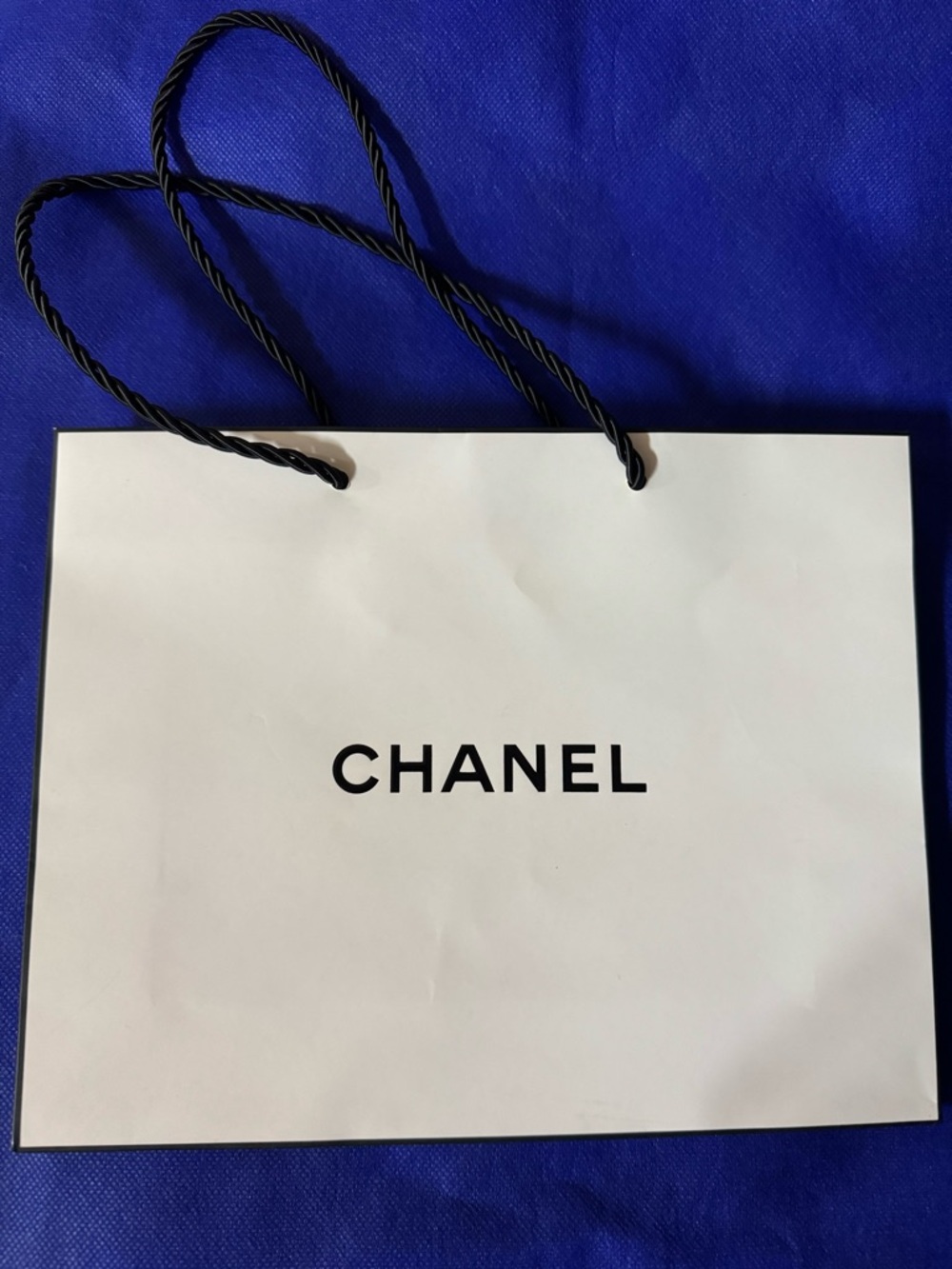 CHANEL 💯% Authentic iconic paper shopping bag — like new — Ideal for gifting.